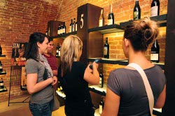 RICERCA ENOTECA DI SIENA: I TURISTI AMANO IL VINO ITALIANO